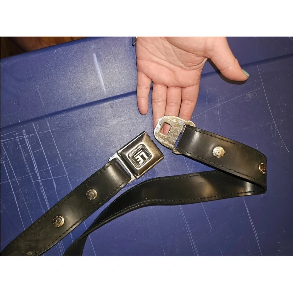 Little Earth‎ seatbelt bet